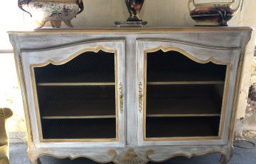 Buffet 2 portes grillagé style Louis XV