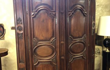 Exceptionnelle armoire galbée époque Louis XIV. Ouvrant à 4 portes (dont 2 latérales)