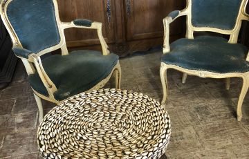 Fauteuils style Louis XV laqué et petite table africaine