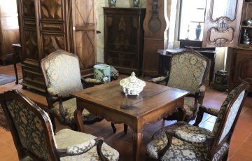 Table de salon Louis XV et 4 fauteuils dossier plat style régeance